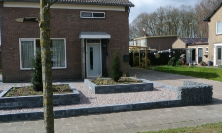 Koops-renovatie-bloembakken-in-de-voortuin-2