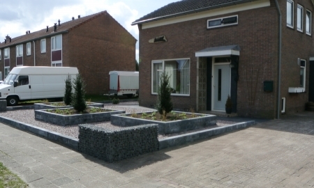 Koops-renovatie-bloembakken-in-de-voortuin-4