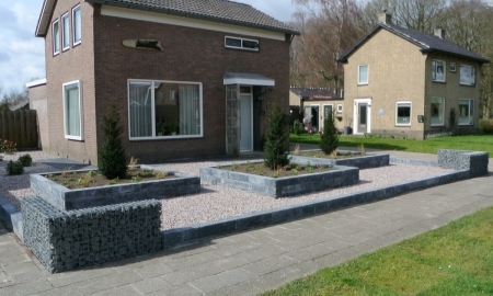 Koops-renovatie-bloembakken-in-de-voortuin