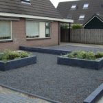 Koops-renovatie-voortuin-met-bloembakken