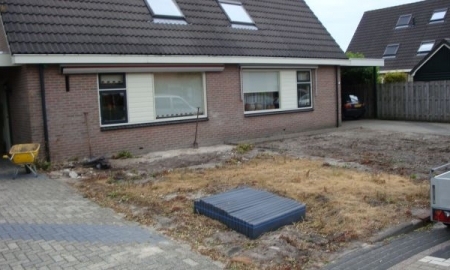 Koops-renovatie-voortuin-met-bloembakken-2