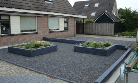 Koops-renovatie-voortuin-met-bloembakken